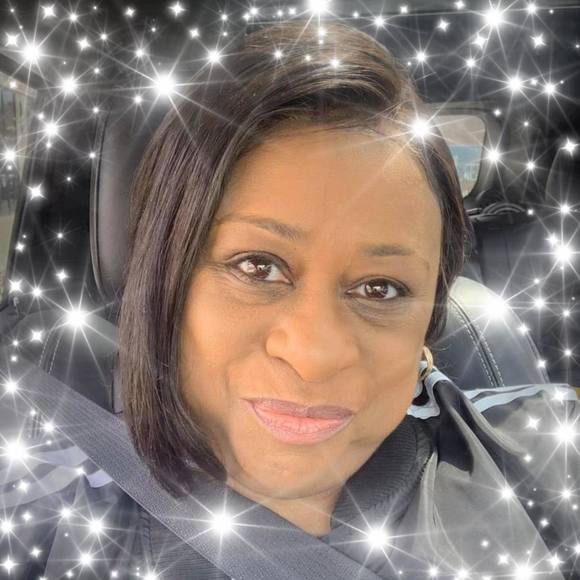 Profile Picture of Gloria Walker (@glw) on Poshmark