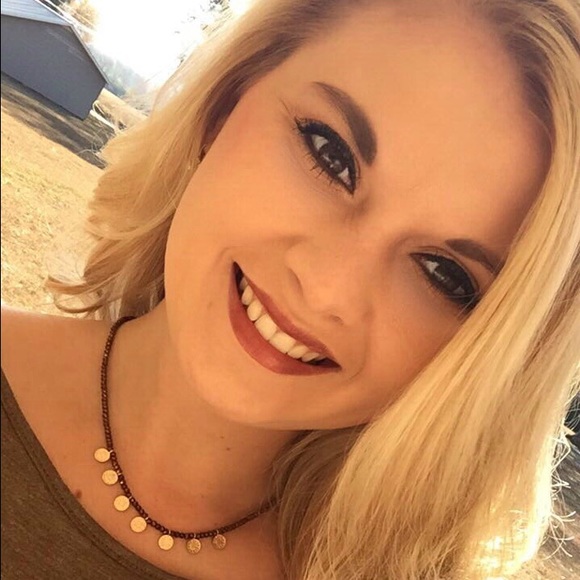 Profile Picture of Tiffany Roberts (@tiffanyl7) on Poshmark