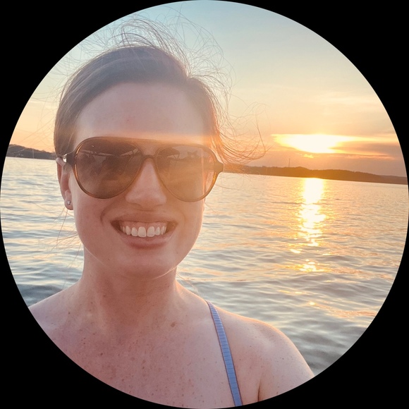 Profile Picture of Lauren Vandee (@lvandee) on Poshmark