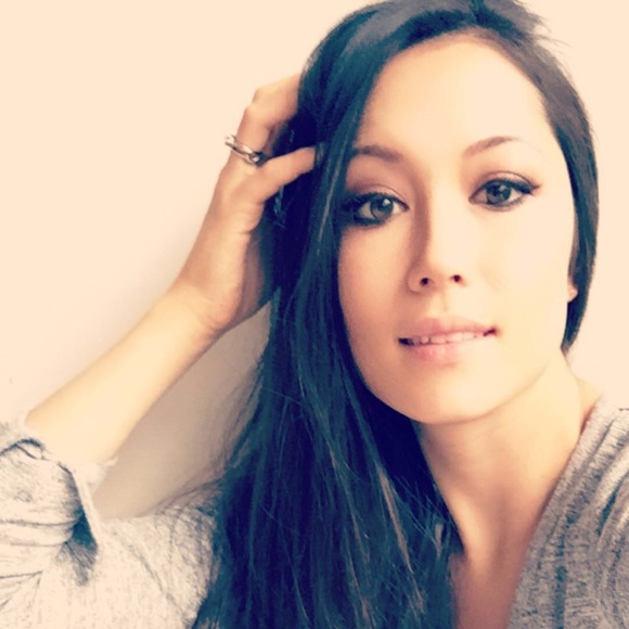 Profile Picture of April l Knox (@aprillknox) on Poshmark