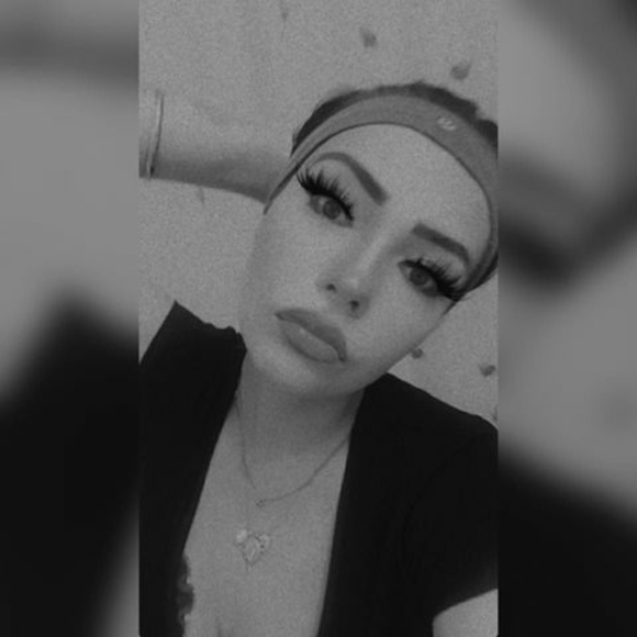 Profile Picture of Roseanna Quintal (@roseannaquintal) on Poshmark