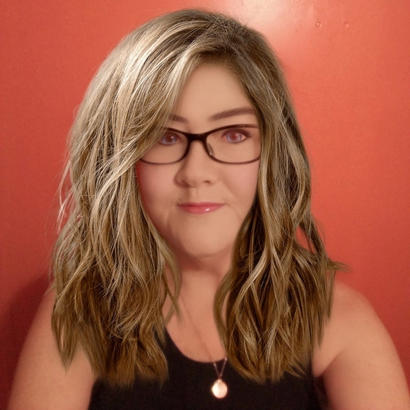 Profile Picture of Lora Davidson (@loradavidson) on Poshmark