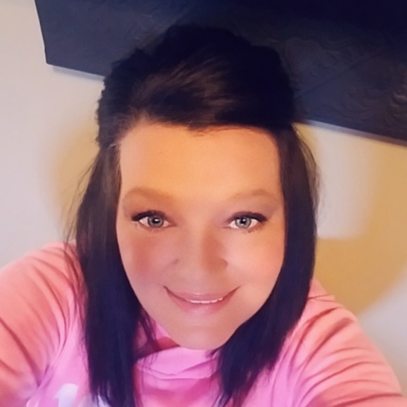Profile Picture of Angela Wyatt (@angelawyatt622) on Poshmark