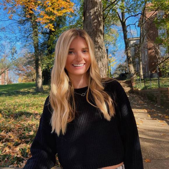 Profile Picture of Claire Belfore (@cb16v) on Poshmark