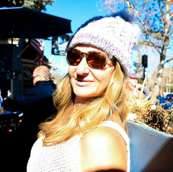 Profile Picture of Jennifer Carrier (@jenibrianc) on Poshmark