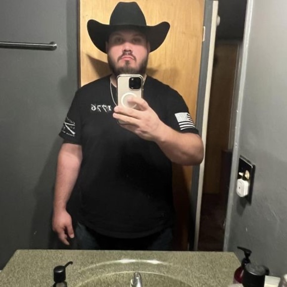 Profile Picture of Adam Clarino (@adamrea87) on Poshmark