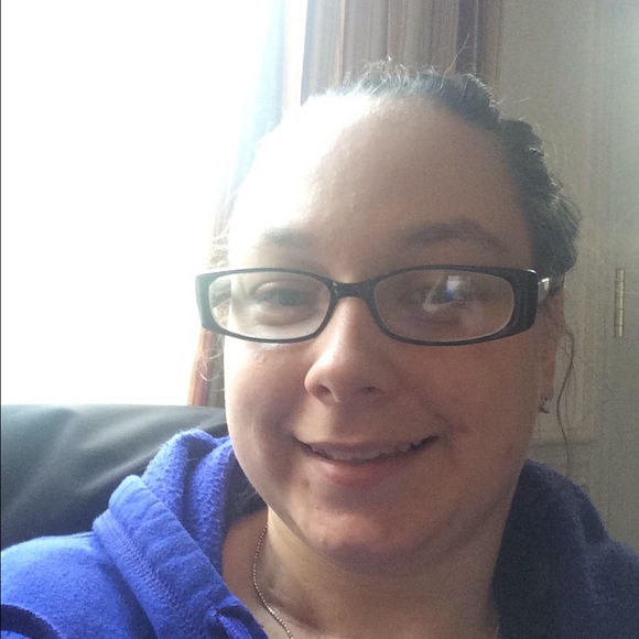 Profile Picture of Stephanie Mcdevitt (@xoslmcdevit) on Poshmark