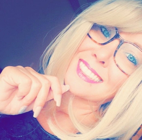 Danielle Foland - Poshmark Profile Picture of Danielle Foland (@bhindbelyuees) on Poshmark