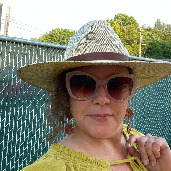 Profile Picture of Alexa Murland (@alexamurland) on Poshmark