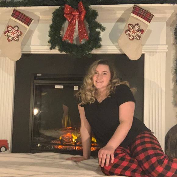 Profile Picture of Samantha Faulkner (@samanthafaul801) on Poshmark