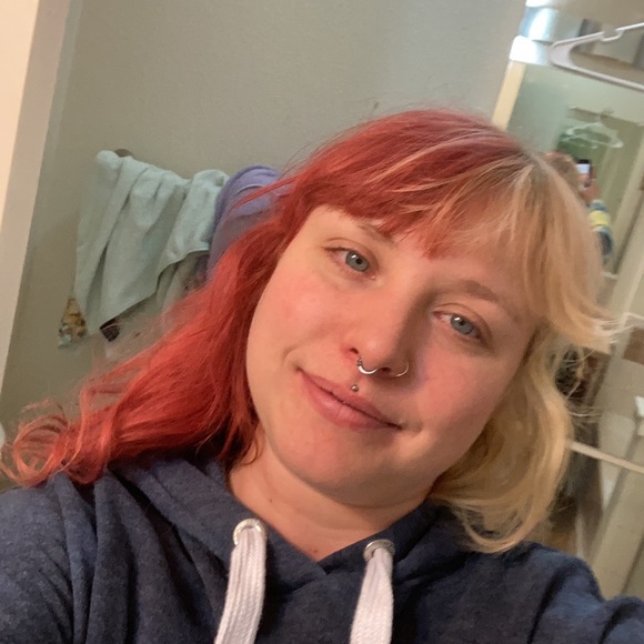 Profile Picture of Melanie Connor (@mconnor0423) on Poshmark