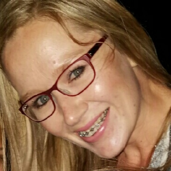 Profile Picture of Kim Luntzel (@kimmae24) on Poshmark