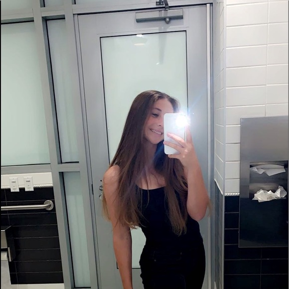 Emily Hanniff - Poshmark Profile Picture of Emily Hanniff (@emilyyhanniff) on Poshmark