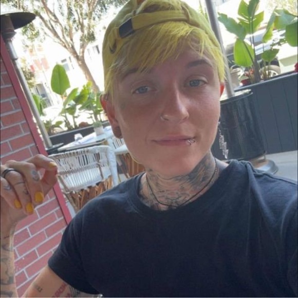 Profile Picture of Kyrsten Hedding (@kyrstenhedding) on Poshmark