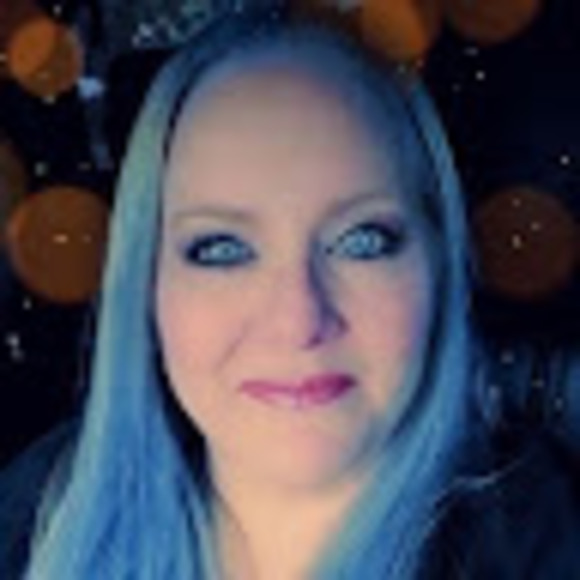 Profile Picture of Donna Brownell (@donnalb70) on Poshmark