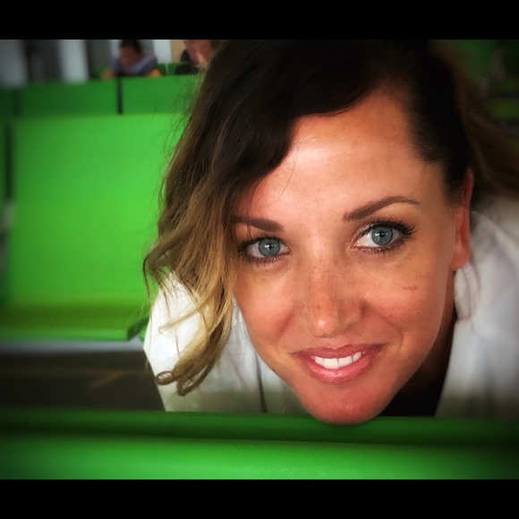 Profile Picture of Nadia Lemelin (@nlemelin19) on Poshmark