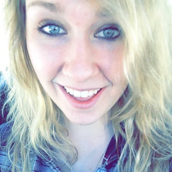 Profile Picture of Christi Hartshorn (@christiray1) on Poshmark