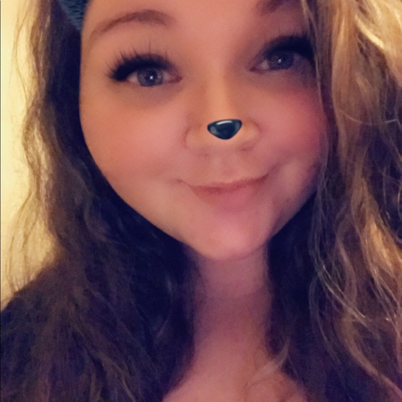 Profile Picture of Amber Nefzger (@novemberblue07) on Poshmark