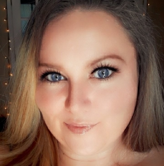 Profile Picture of Carla Arrowood (@white_angel_789) on Poshmark