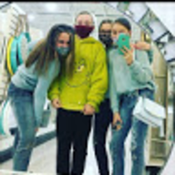 Profile Picture of Raya Lawday (@rayalawday) on Poshmark