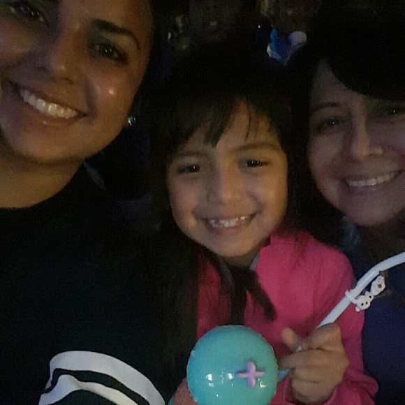 Profile Picture of Rebekah Onate (@rronate) on Poshmark