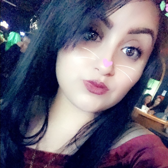 Profile Picture of Verenice Chiquito (@verynice21) on Poshmark