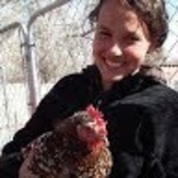 Profile Picture of Laura Ruby (@yummyyards) on Poshmark