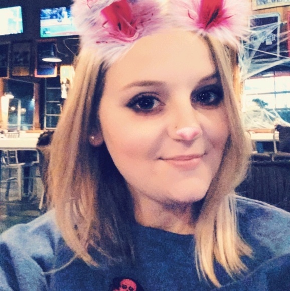 Profile Picture of Iris Reynolds (@irisreynolds) on Poshmark