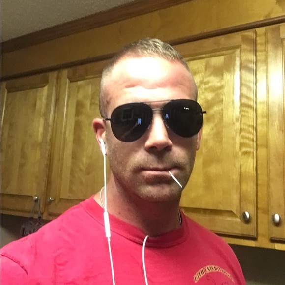 Profile Picture of Kenny Manzer (@km3895) on Poshmark