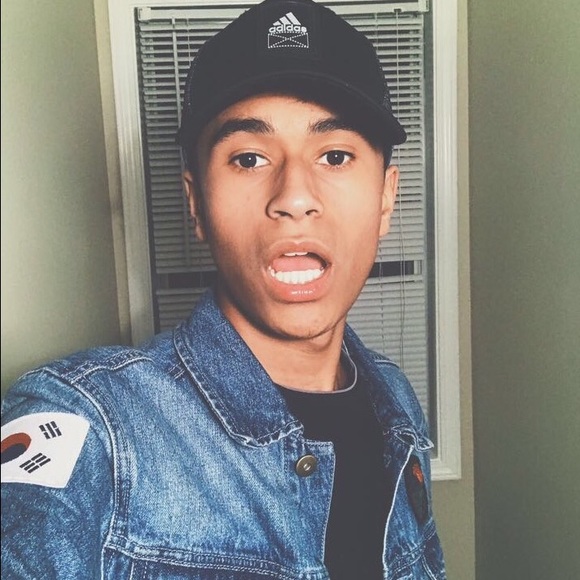 Profile Picture of Victor Araujo (@victorrr_) on Poshmark