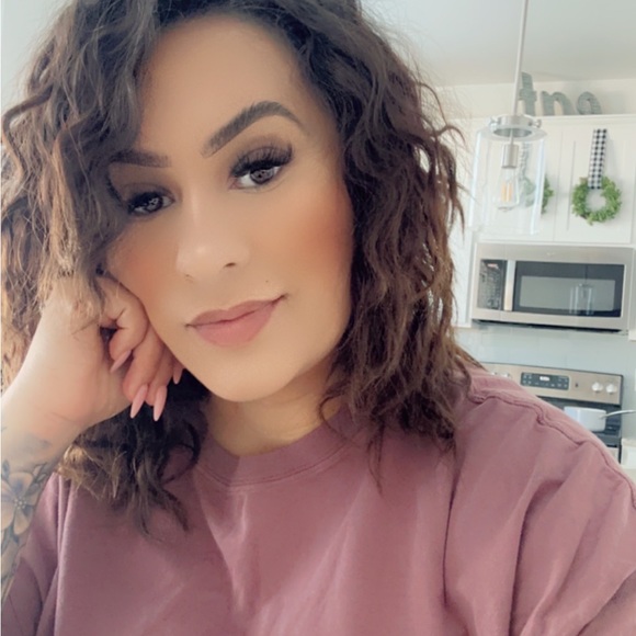 Profile Picture of Ivy Torres (@ivytorres1408) on Poshmark