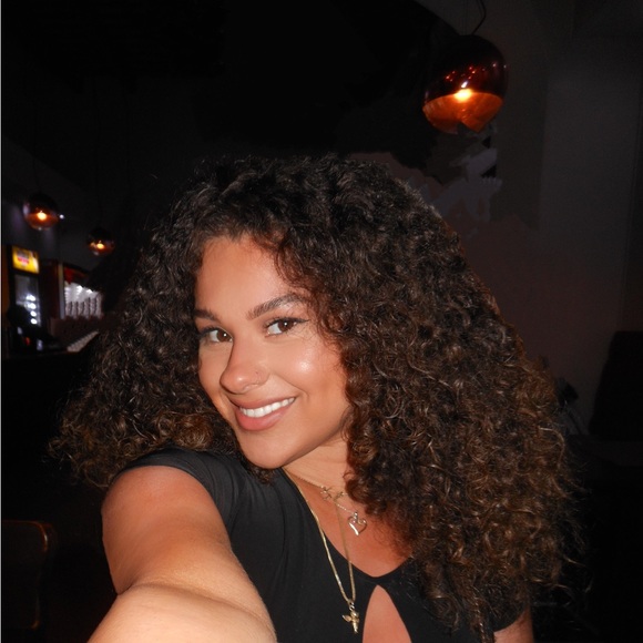 Profile Picture of Ariana Dedushaj (@dedushaj8) on Poshmark