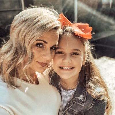 Profile Picture of Amanda Richards (@scissorgirl12) on Twitter