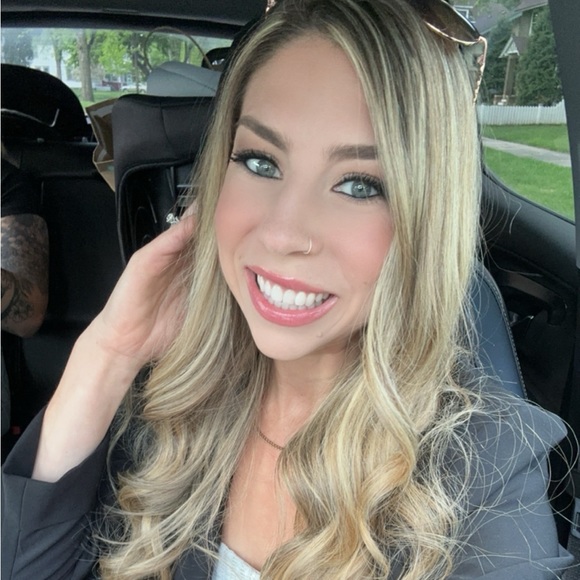 Profile Picture of Ali Lillemoen (@alimarie_2) on Poshmark