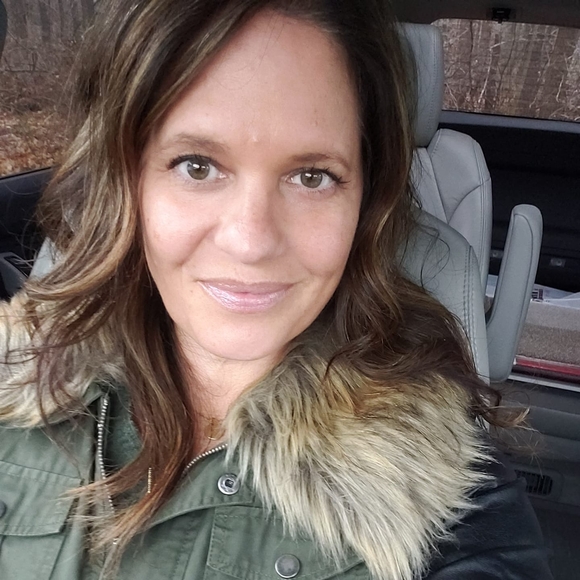 Profile Picture of Veronica Duffield (@vduffield) on Poshmark