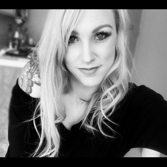 Profile Picture of Becky Hyslip (@beckyv2009) on Poshmark