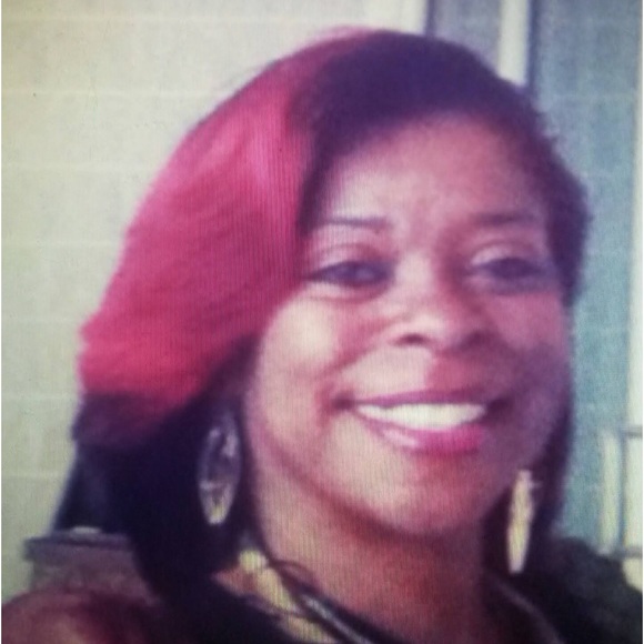 Profile Picture of Lisa Draper (@msdraper) on Poshmark