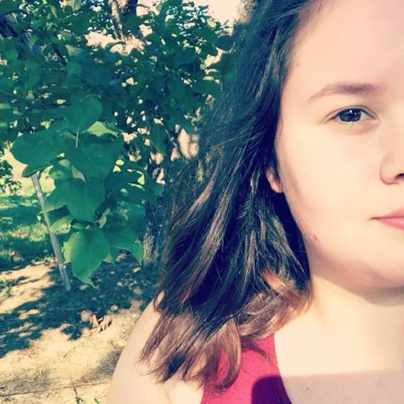 Profile Picture of Zou Catteau (@zoucatteau) on Poshmark