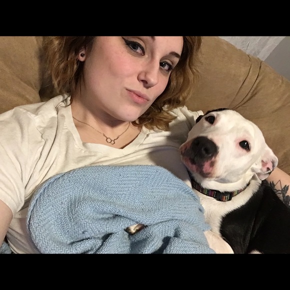 Profile Picture of Lily Schneider (@lilyy_schh) on Poshmark