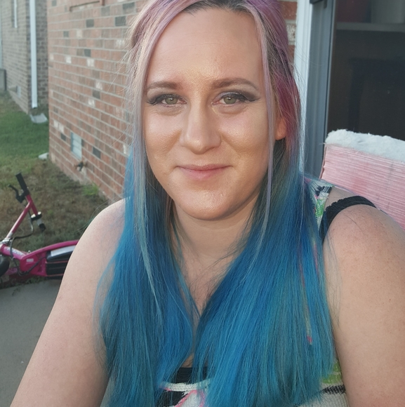 Profile Picture of Daniela Ridings (@hawksy) on Poshmark