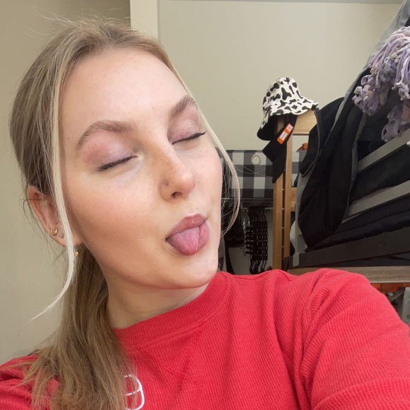 Profile Picture of Alexa Mason (@alexa_mason) on Poshmark