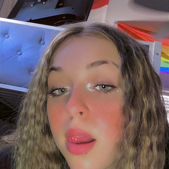 Profile Picture of Lillian Sarcona (@lilysarcona) on Poshmark