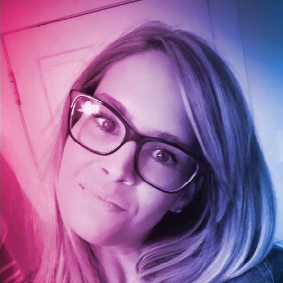 Holly Deblieck - Poshmark Profile Picture of Holly Deblieck (@hdebl0227) on Poshmark