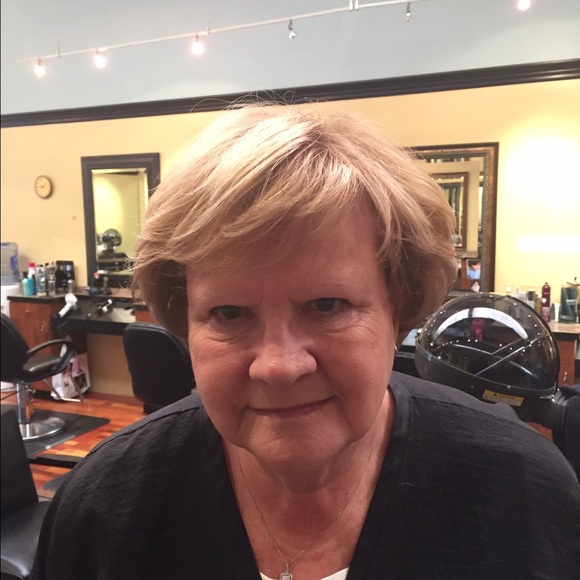 Profile Picture of Laura Mclogan (@mcloganl) on Poshmark