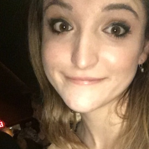 Profile Picture of Amanda Romenesko (@mandyromenesko) on Poshmark