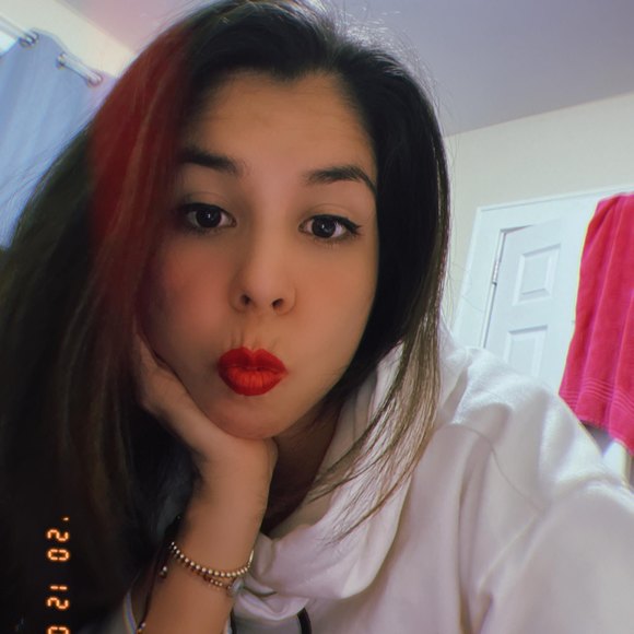 Profile Picture of Sandra Gil (@smgil0719) on Poshmark