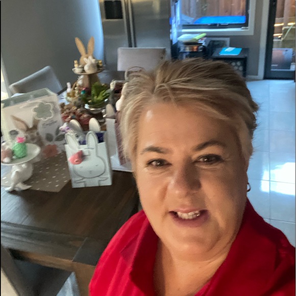 Profile Picture of Cathy Hayes (@zoombyme) on Poshmark