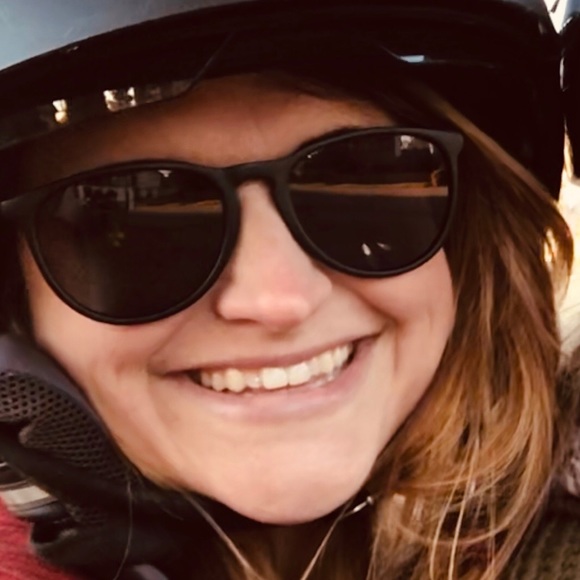 Profile Picture of Dominique Chitwood (@d_chitwood) on Poshmark