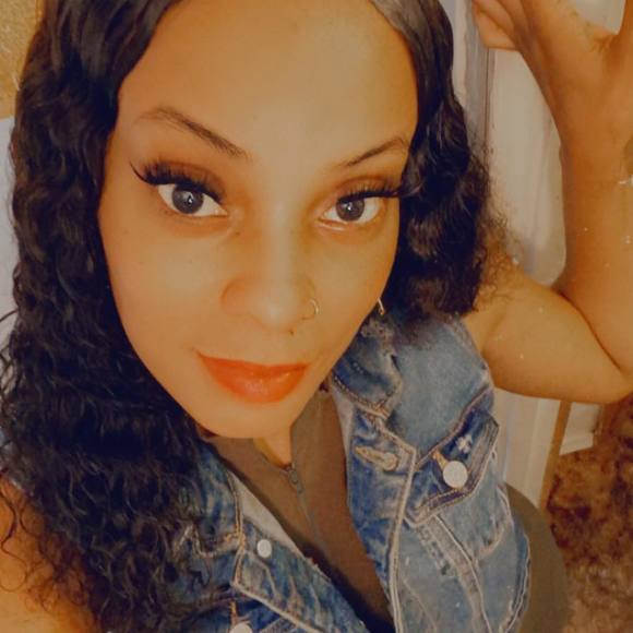 Profile Picture of Julian Queen (@juliestyles18) on Poshmark