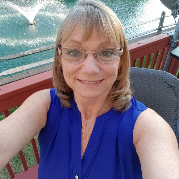 Profile Picture of Debbie Ufert (@daudau1211) on Poshmark